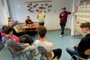 Gruppe mit Tisch und Pinnwand