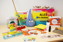 Material "Alles in Ordnung" auf einem Tisch