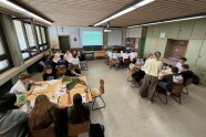 Klasse macht Gruppenarbeit an vier Stationen