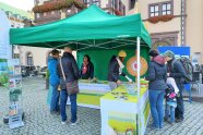 Pavillon am Markt mit Erwachsenen und Kindern