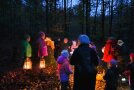 Kinder mit Laternen im dämmrigen Wald