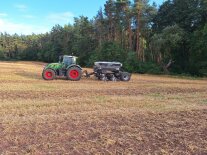 Traktor auf Stoppelfeld