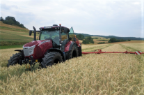 Traktor auf Getreidefeld
